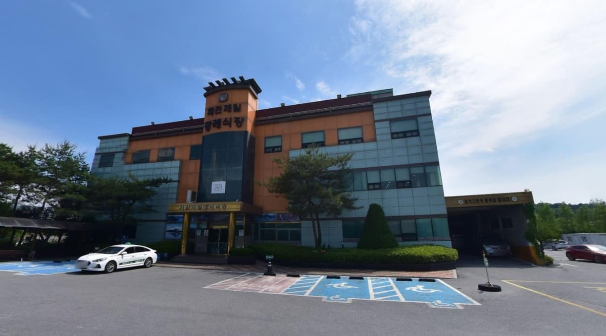 제천제일장례식장 외관과 주차 공간 제천제일장례식장 외관
