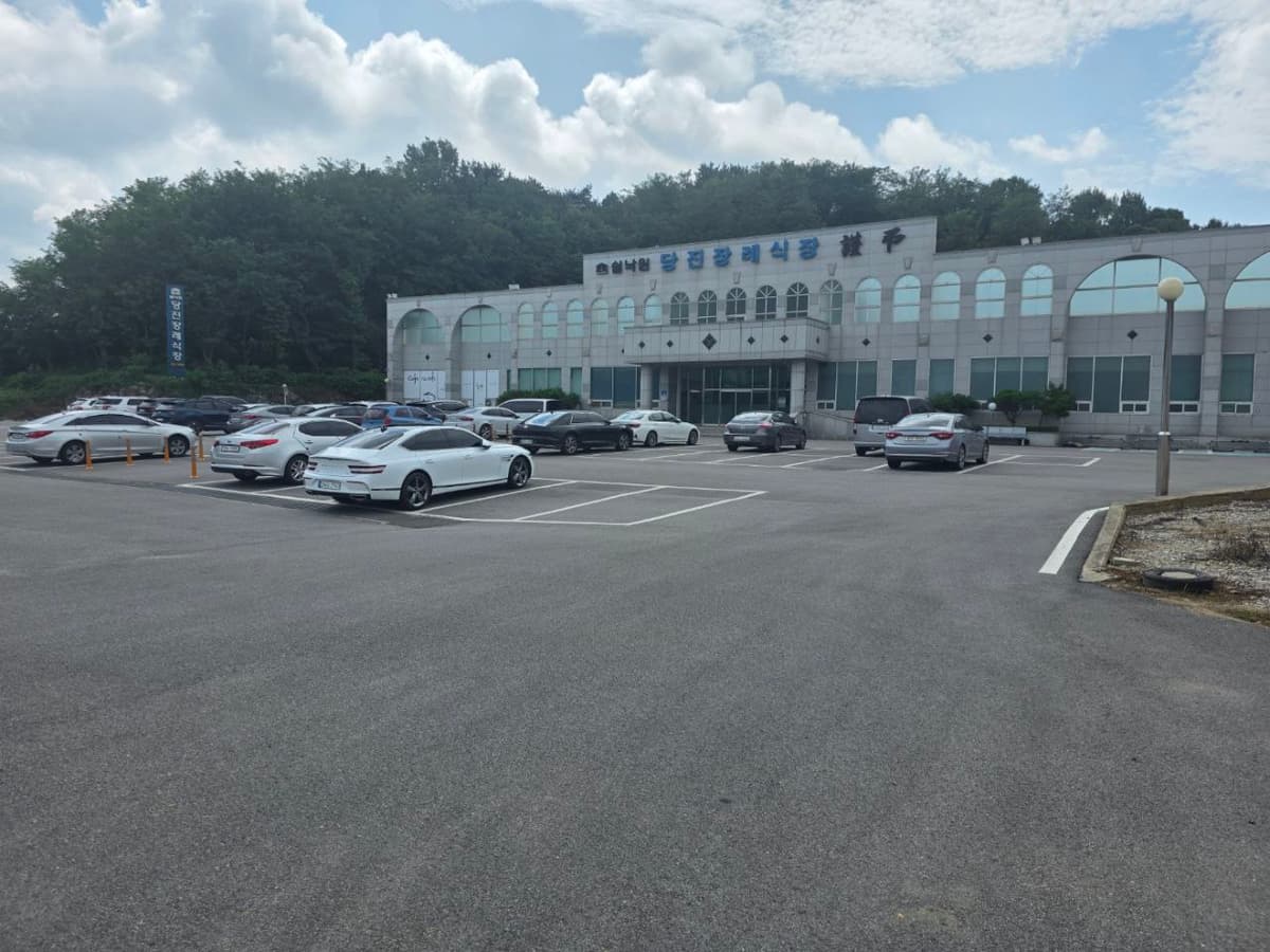 쉴낙원 당진장례식장 건물 전경과 넓은 외부 주차장 쉴낙원 당진장례식장 외관과 주차장 전경