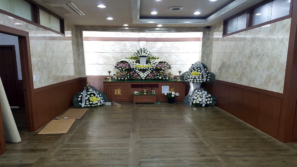 꽃으로 꾸며진 송산장례식장 빈소 송산장례식장 조화 가득한 빈소