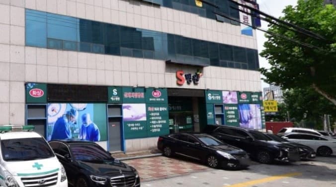 에스병원장례식장 외관과 주차 공간 에스병원장례식장 정면과 차량들