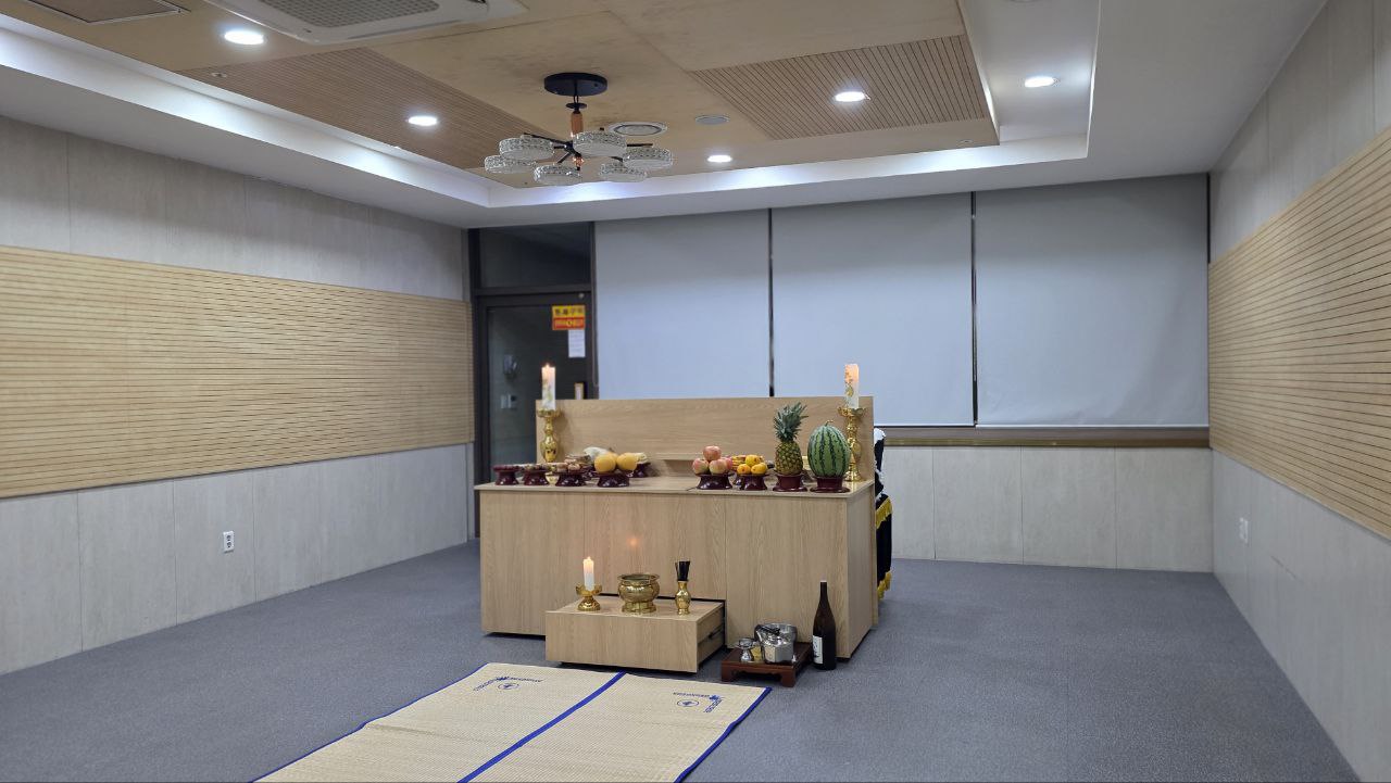 장례식장 제단에 차려진 제사상 모습