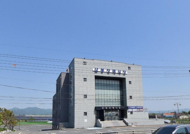삼봉장례식장 전경과 주차 공간
