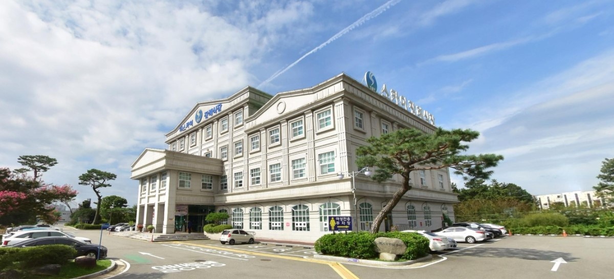 스카이장례식장 외관과 넓은 주차장
