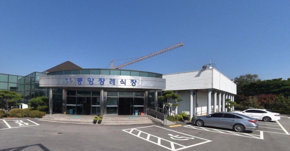당진중앙장례식장 외부와 주차 공간