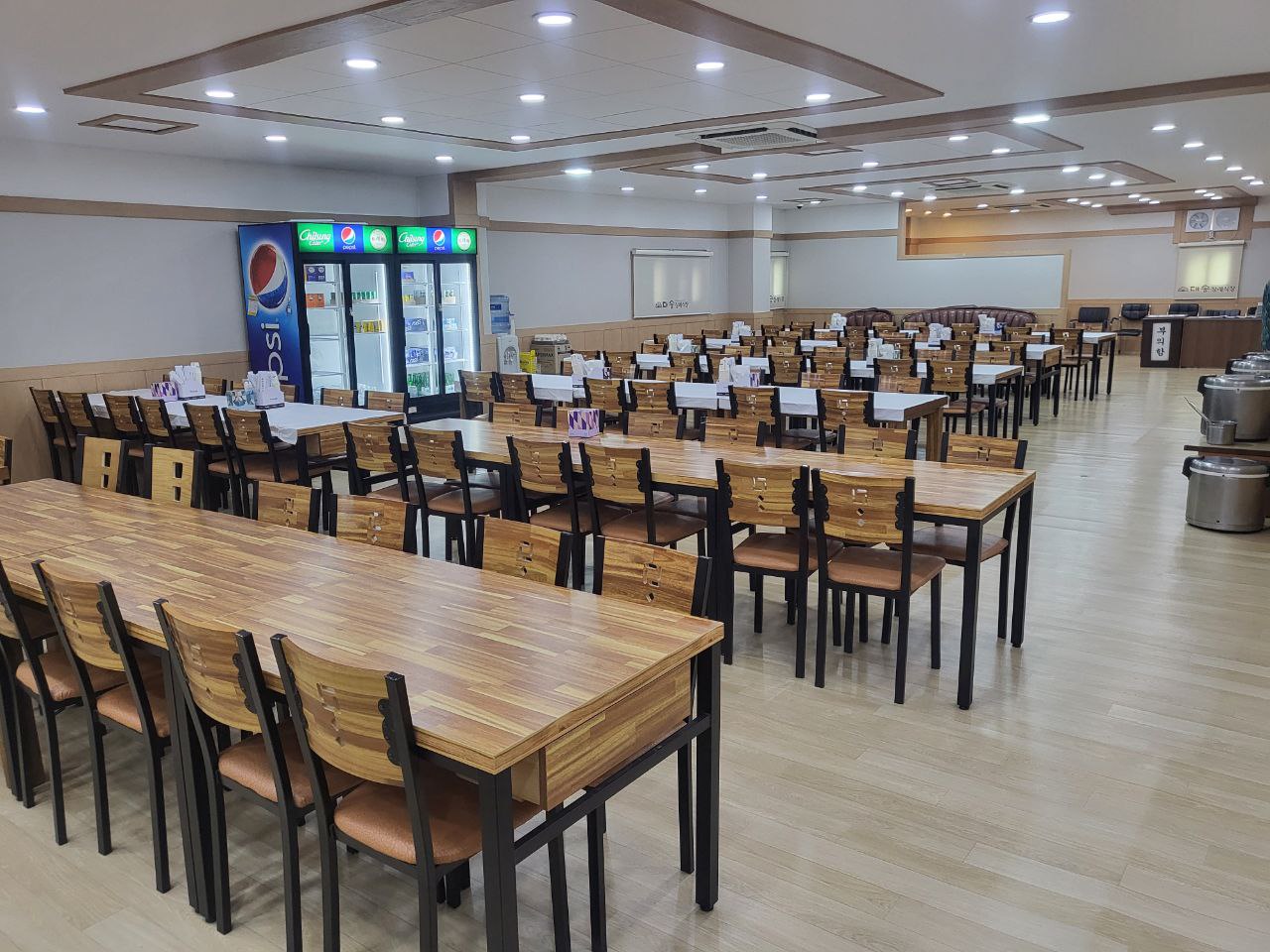 식당 내부와 음료 냉장고, 넓은 좌석