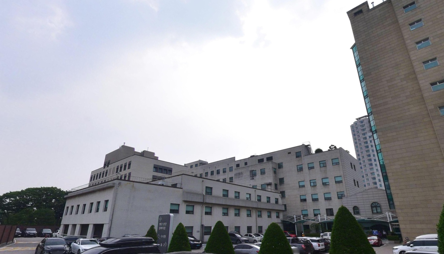 성빈센트병원 주차장과 장례식장 안내 표지판