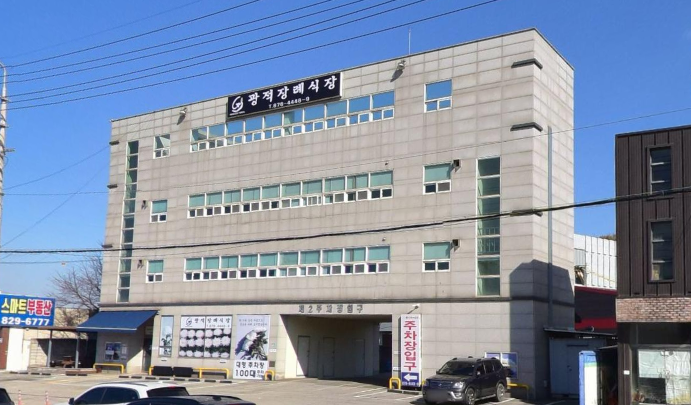 광적장례식장 건물 측면과 주차장 입구 안내