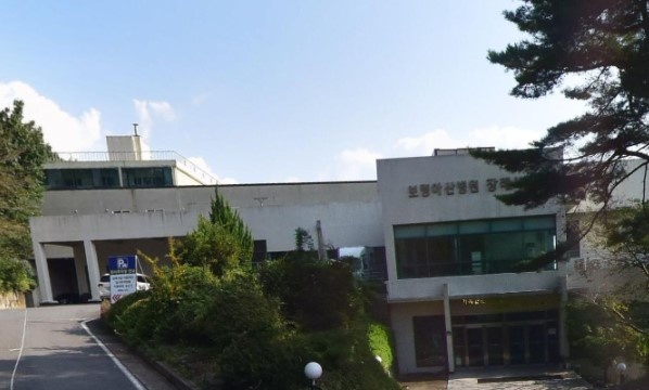 장례식장 외관이 보이는 사진