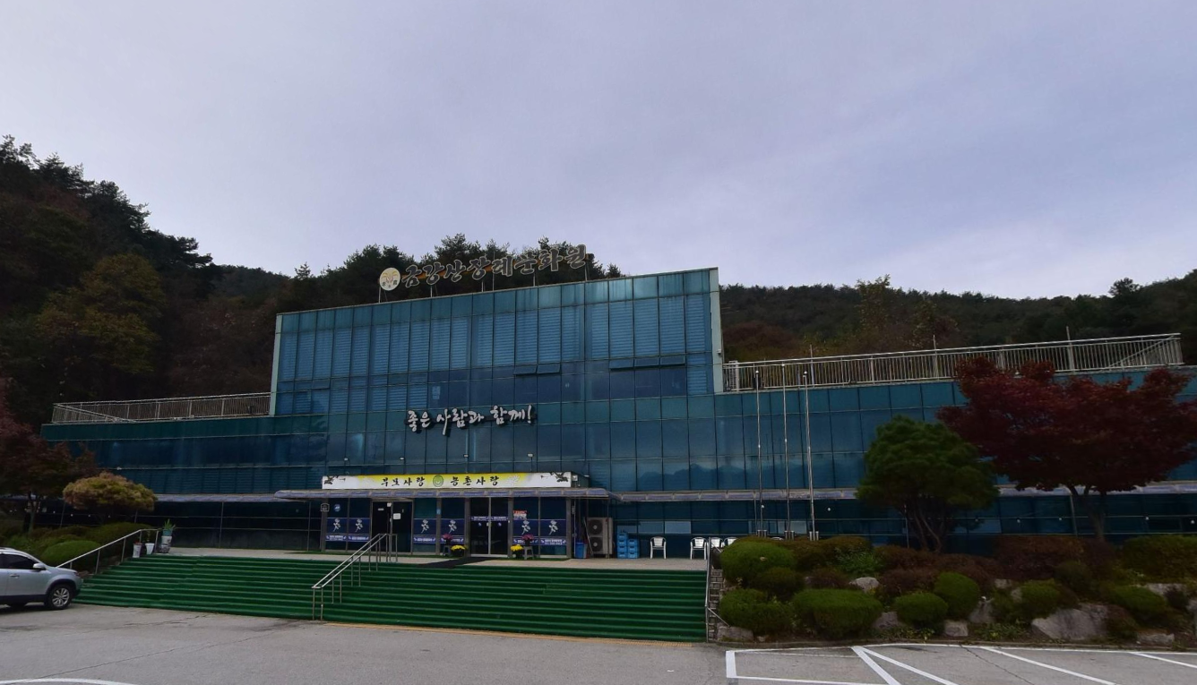 금강산장례문화원 정면 유리건물 모습