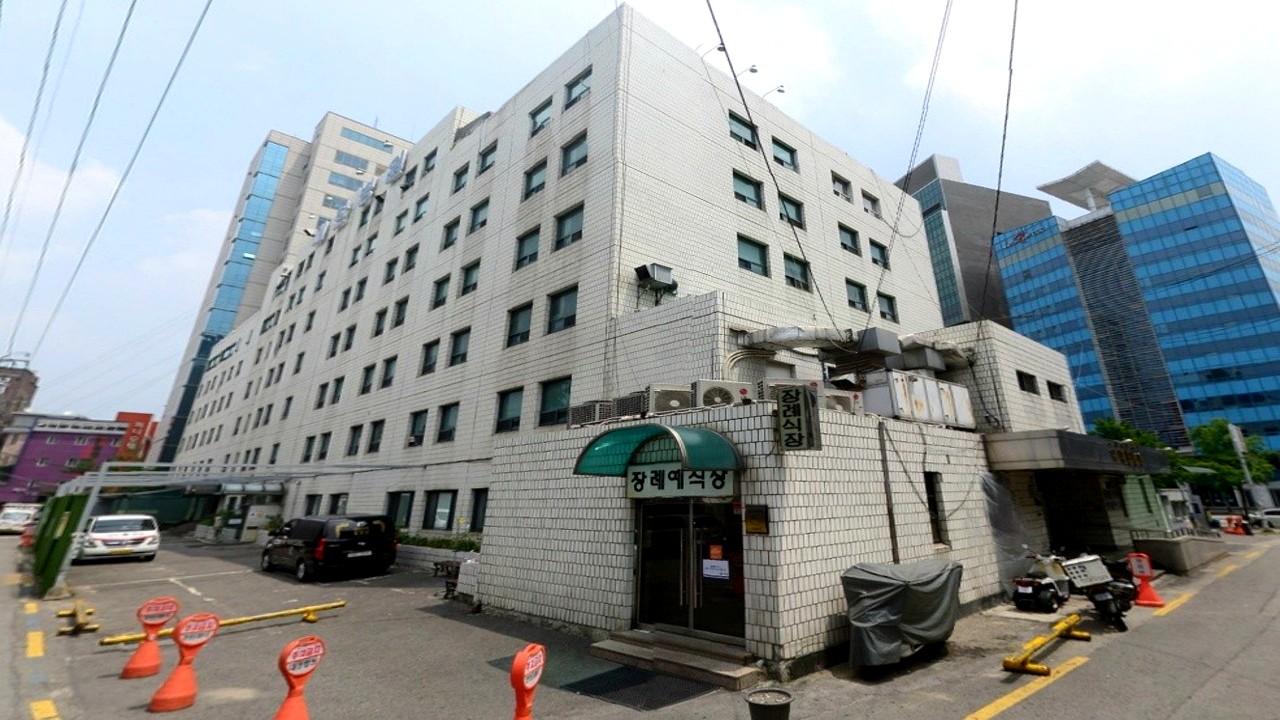 서울 대한병원장례식장 외부 건물과 장례식장 입구