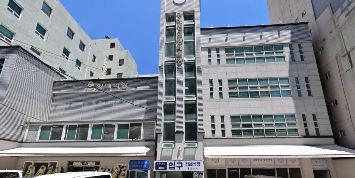 프라임장례원 건물 외관과 출입구 모습