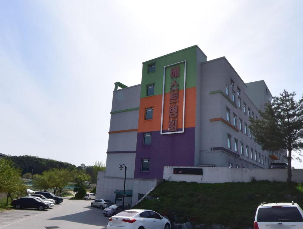 가남베스트장례식장 건물 전경과 주차장