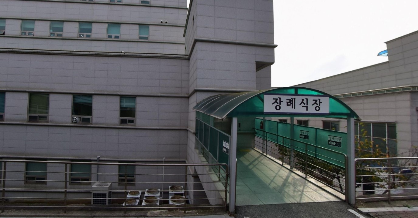 장례식장 출입구의 모습입니다.