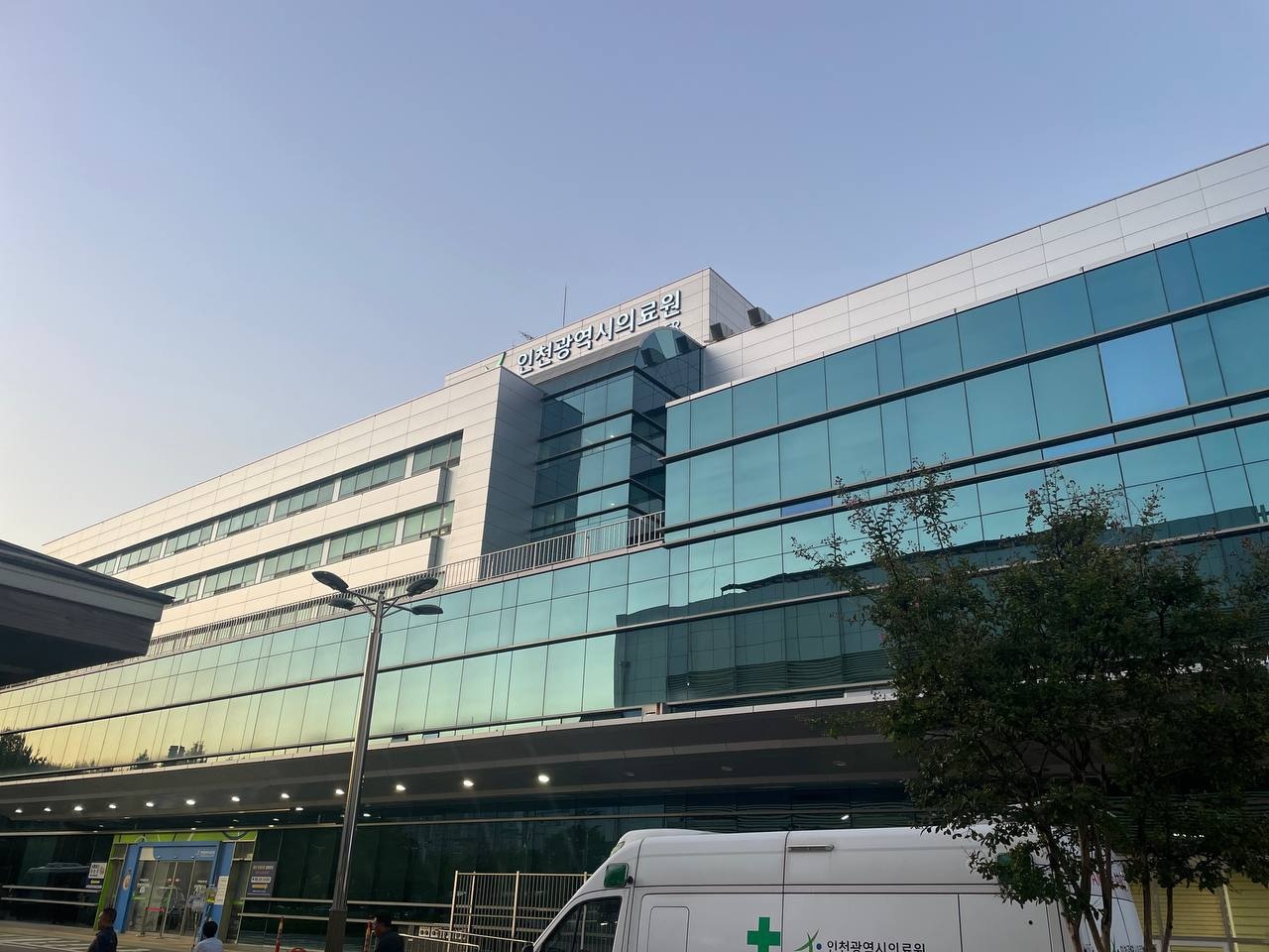 인천의료원장례식장 유리 외벽과 구급차
