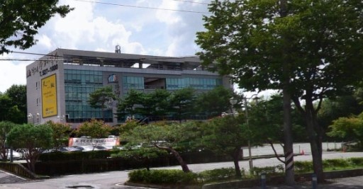 천지장례식장 외관과 주차 공간