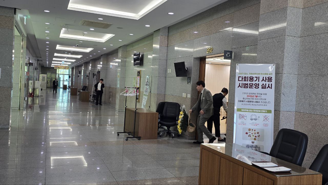 복도와 빈소 출입구, 조문객이 보임