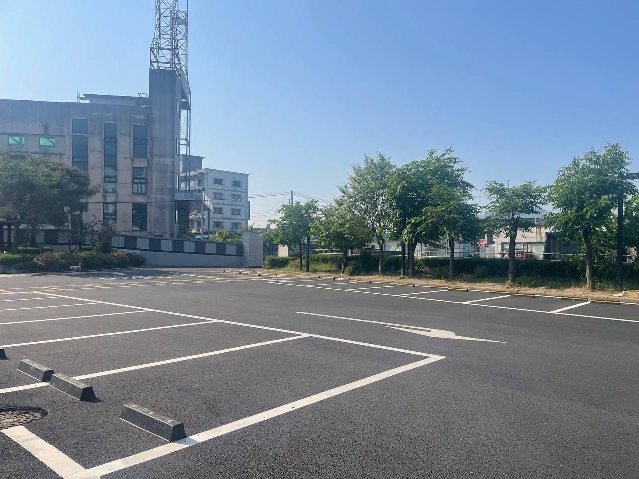 큰길장례문화원 주차장과 외관 전경