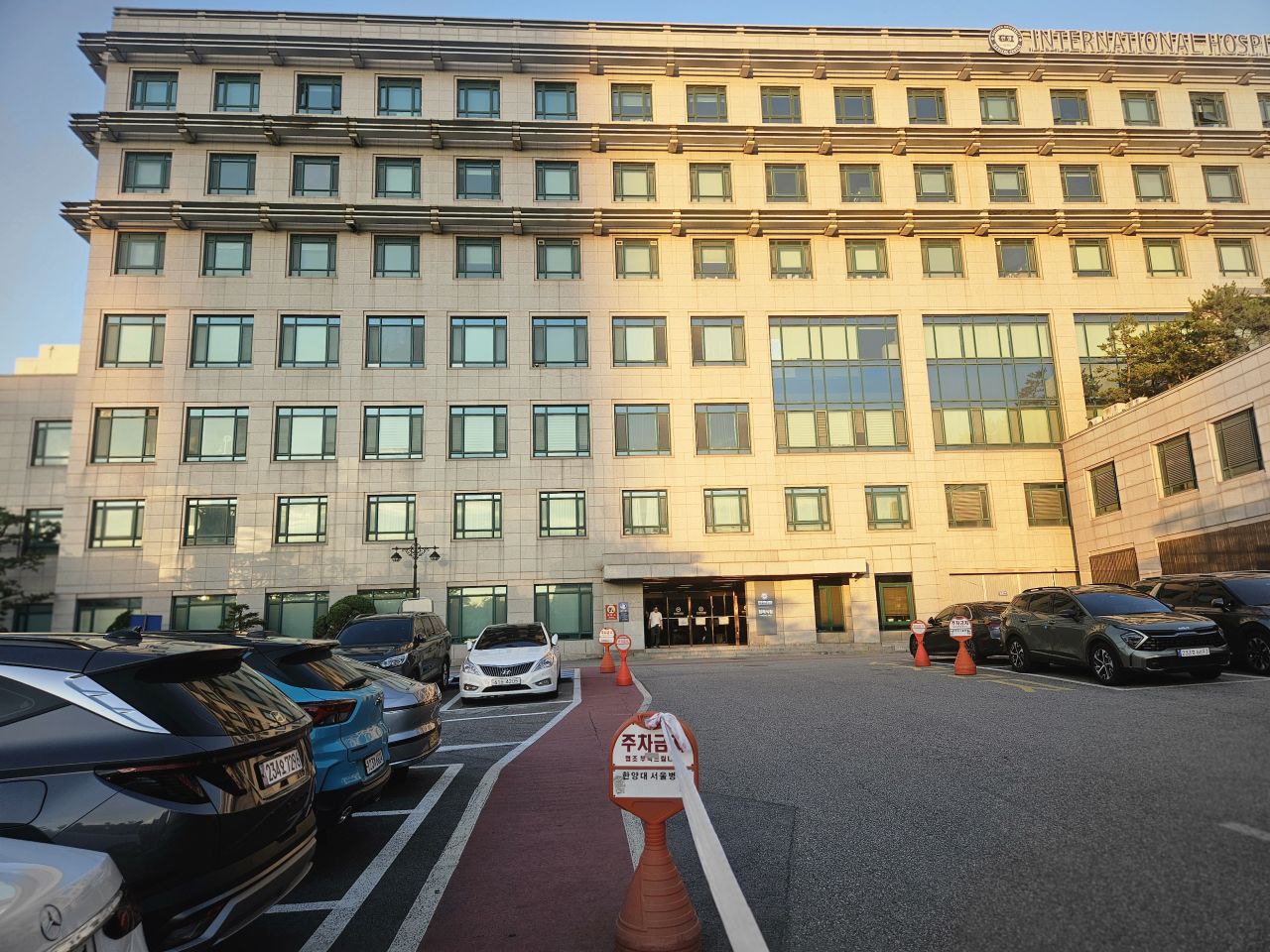 한양대병원장례식장 건물과 주차장이 보인다