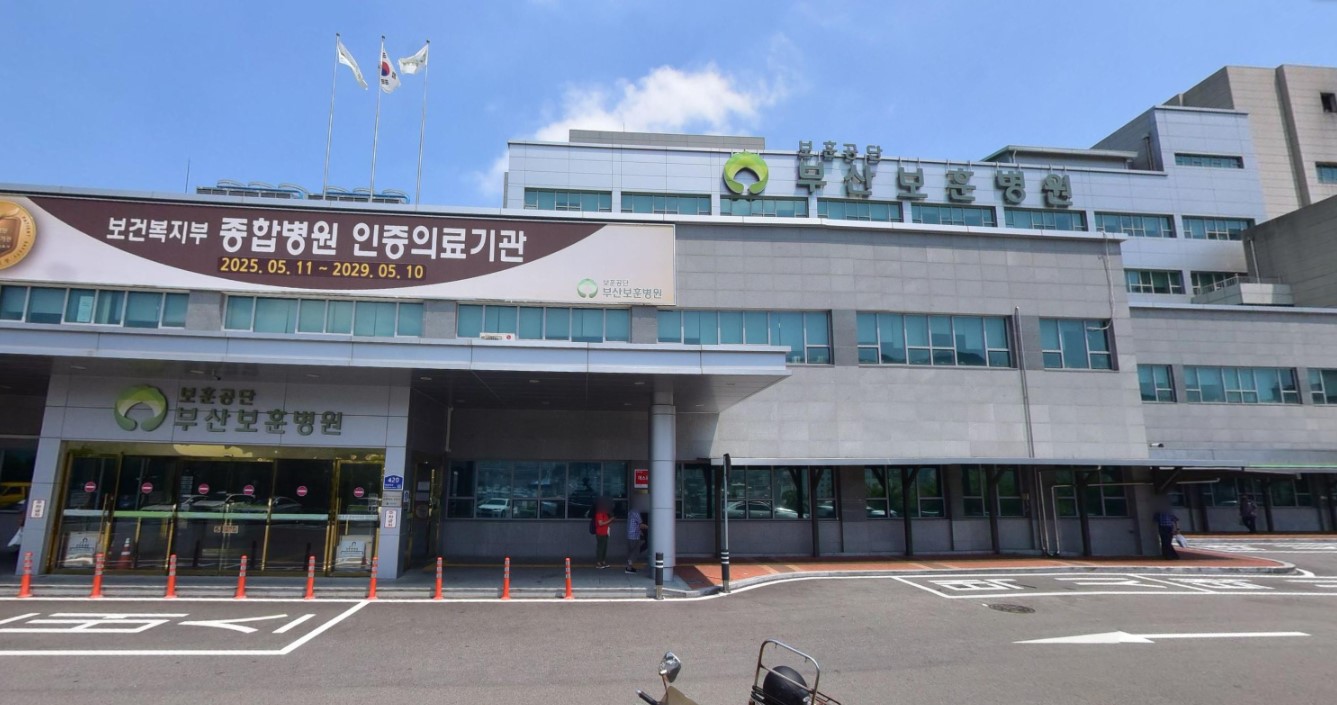 부산보훈병원장례식장 건물 외관과 출입구 모습