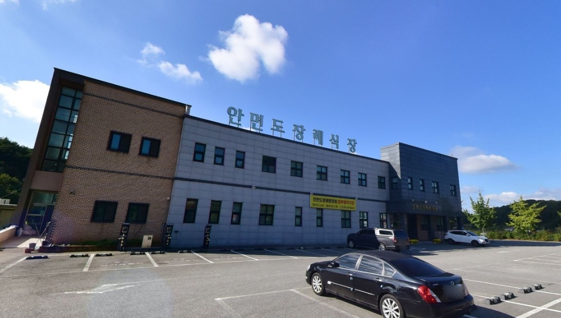 안면도장례식장 외관과 주차 공간