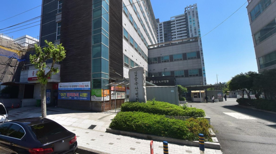 갑을녹산병원장례식장 건물과 입구 진입로