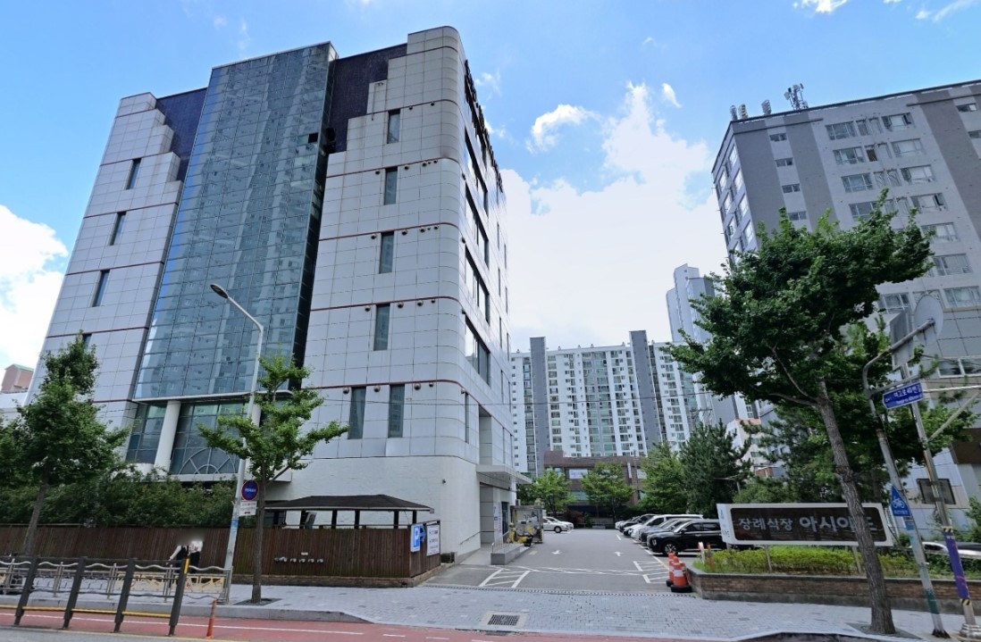부산아시아드장례식장 건물과 주차장, 인근 아파트 단지