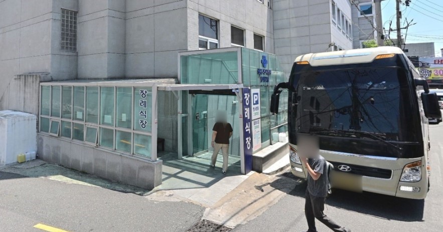 bhs한서병원장례식장 출입구와 대형 버스, 도로
