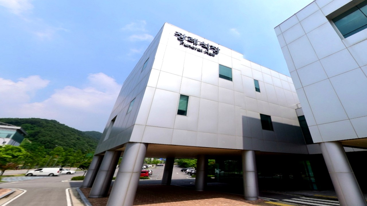 자연과 조화를 이룬 현대식 장례식장 외관