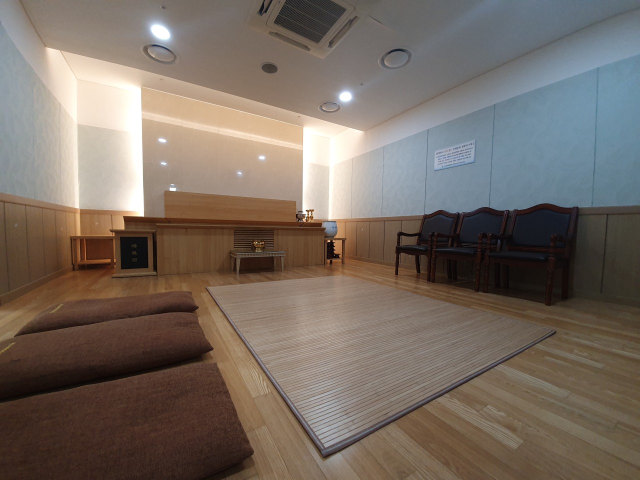 해운대백병원장례식장 빈소의 바닥 매트와 의자