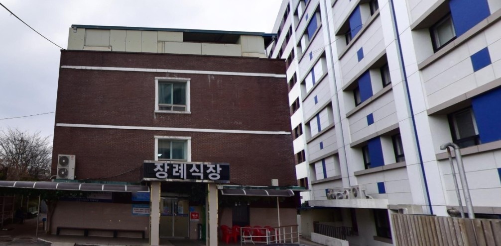 장례식장 외부 전경을 보여주는 사진